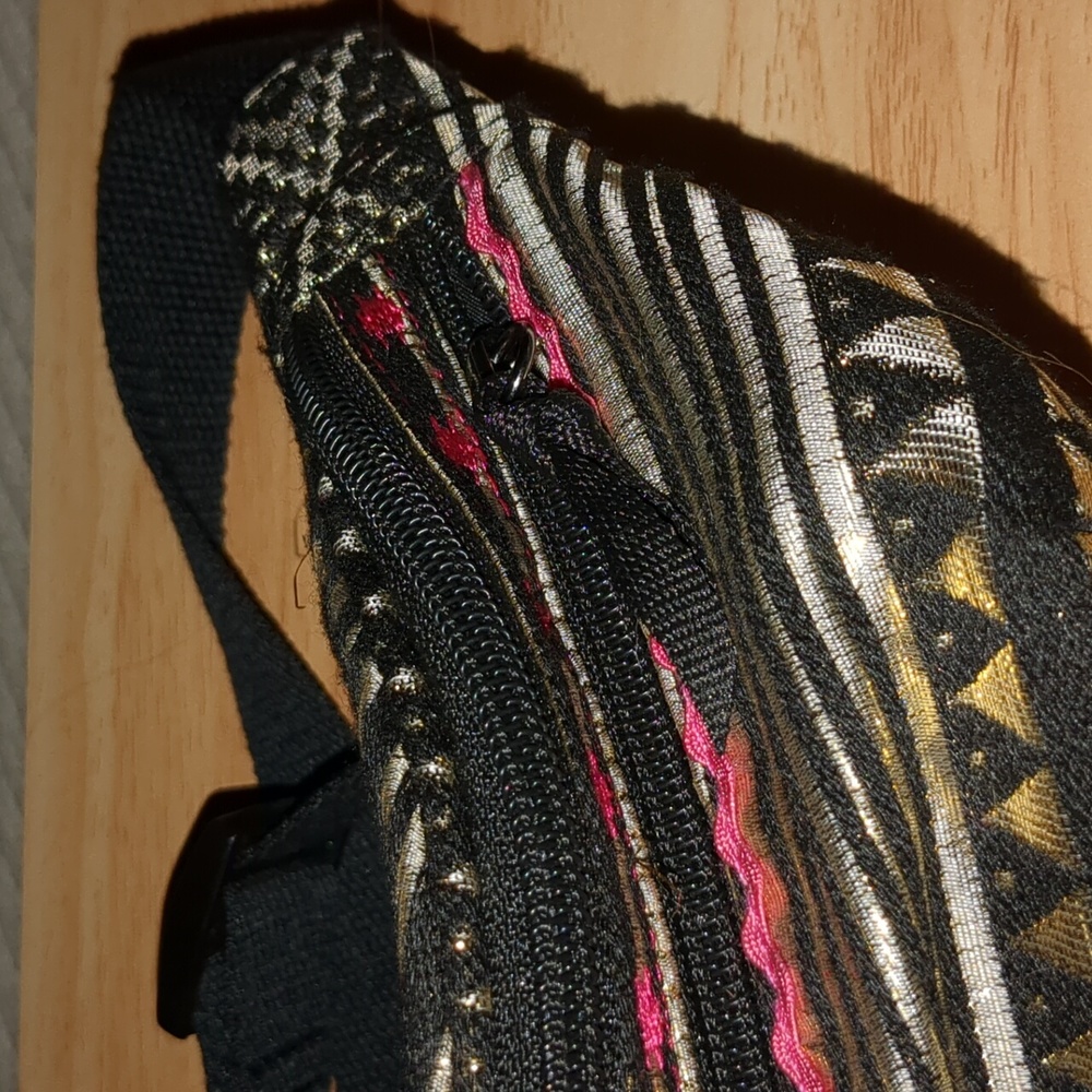 •Adjustable Metallic Thread Fanny Pack - Picture 6 of 12